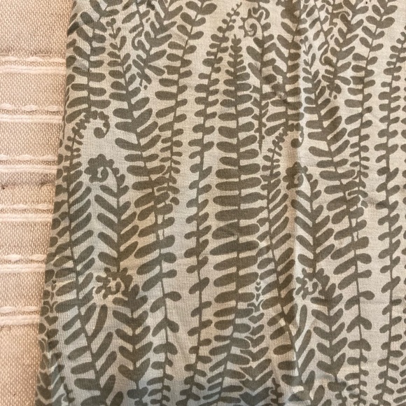 Kate Quinn fern modal top - Picture 2 of 3